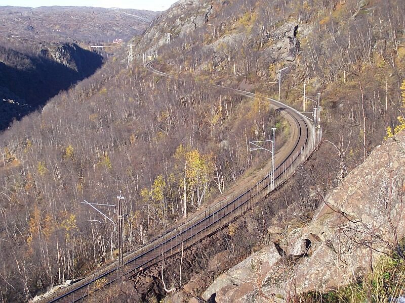Blick vom Rallerveien auf die Strecke zwischen Katterat und Ssterbekk, links neben dem Lichtmast ist die Norddalen-Brcke erkennbar, dahinter die Haltestelle Ssterbekk. Aufgenommen am 10.10.2006