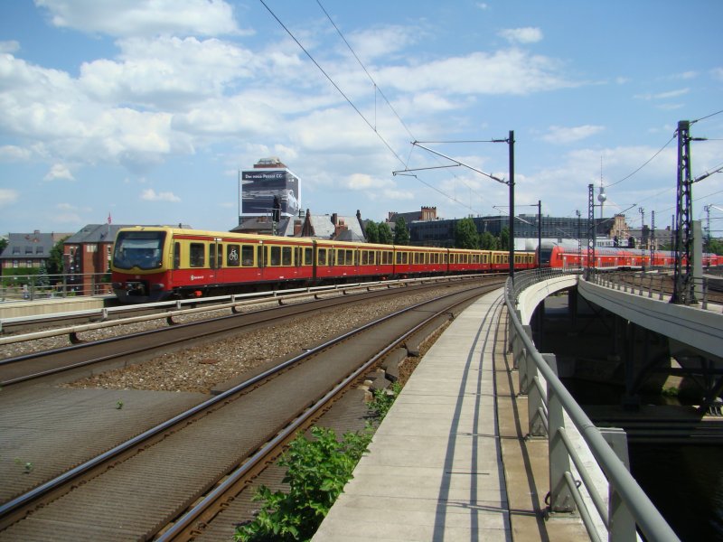 Blick Richtung Berlin Friedrichstrae vom Berliner Hbf, zu sehen ein S-Bahnzug (BR 481) und RE 38076 nach Brandenburg Hbf. Aufgenommen am 07.06.2008