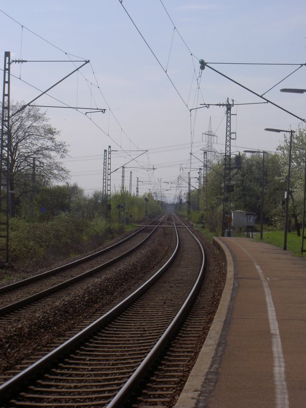 Blick Richtung Kehl im Bahnhof von Kork. Auf der Strecke Appenweier <-> Kehl ist hier die einzige leichte Kurve. Der Rest ist kerzengerade. Das Bild entstand am 24. April 2006.