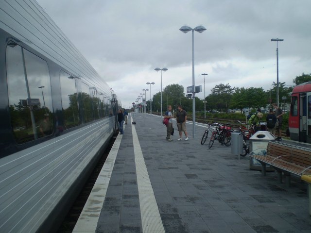 Blick in Richtung Lbeck aus dem Bahnhof Pzttgarden. Links steht EC 39. 