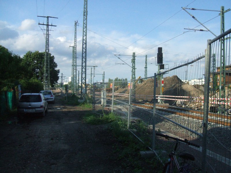 Blick in Richtung Magdeburg Hbf auf die groe Baustelle, ein Gleis ist schon fertig gestellt, aber bis Dezember ist noch viel zu tun. Die aufnahme entstand am 04.07.08 in der Nhe der Maybachstrae am alten Lokschuppen
