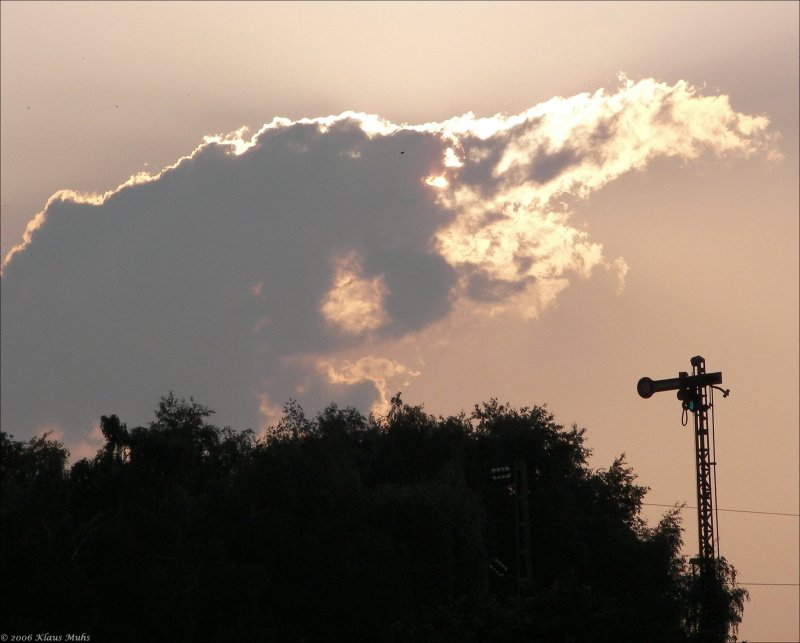 Blick in Richtung Osthafen der WHE. In Anlehnung an ID107207 : Gleiche Wolke , gleiche Sonne, anderes Formsignal und anderer Standort.  Wanne-Eickel 25.05.2007