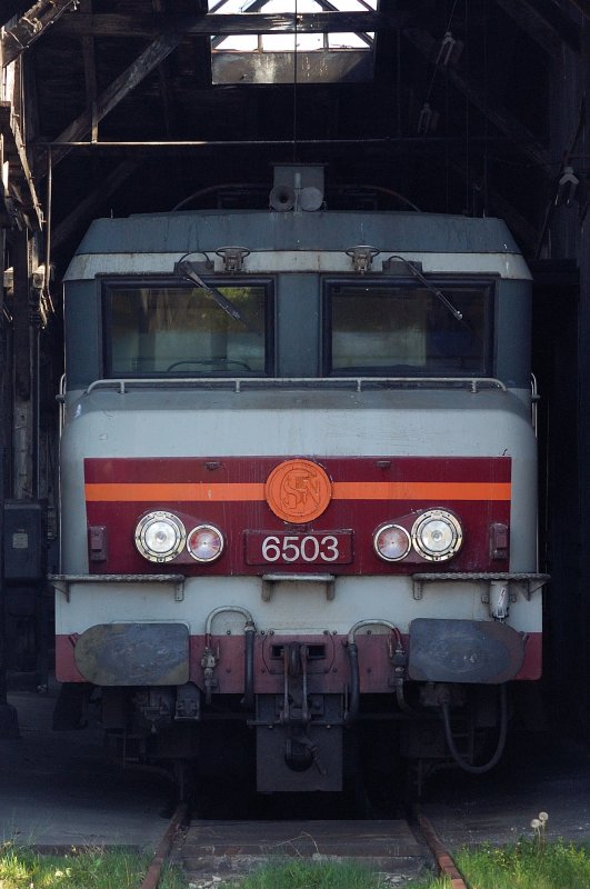 Blick in das Rundhaus Europas im Bahnpark Augsburg mit der Botschafterlok Frankreichs CC 6503  Aquitaine . Baujahr 1969, Lnge ber Puffer 20.19 Meter, Gewicht 116,7 Tonnen, Hchstgeschwindigkeit 200 km/h, Leistung 5900 kW.
