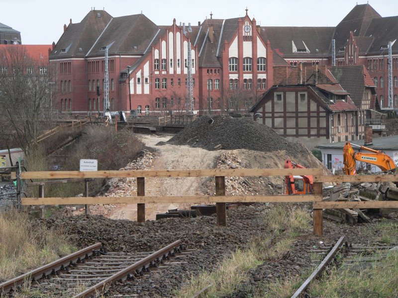 Blick vom Schnefeld-Gleis auf die abgerissene Nordkurve. Diese verband die Ost-West-Gleise mit der Ringbahn in Richtung Frankfurter Allee. Im Hintergrund ist ein Gebude der FHTW (Fachhochschule fr Technik und Wirtschaft), ich habe an dieser studiert und war auch fters in diesem uerst schnen Gebude. 21.1.2007