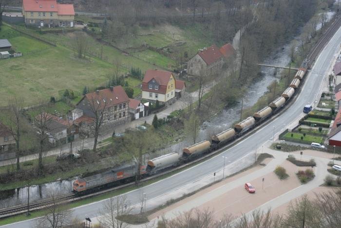 Blick vom Schornteinberg auf die Linienfhrung der Rbelandbahn zwischen B 27 und der Bode in Rbeland.