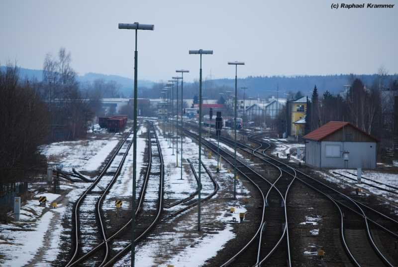 Blick vom Steg am Bahnhof auf das sdliche Vorfeld in Richtung Kempten am 01.03.09. Im Hintergrund links biegt die Strecke nach Lindau ab. Vorne links ist ein Gleisfragment zu sehen, welches frher in zwei Endgleise am Bahnhof fhrte. Die aus Lindau kommende Strecke und die Endgleise gehrten zu Lnderbahnzeiten den Wrttembergern und hatten keine Verbindung zu den bayerischen Gleisen. Memmingen hatte so praktisch einen wrttembergischen und einen bayerischen Bahnhof.