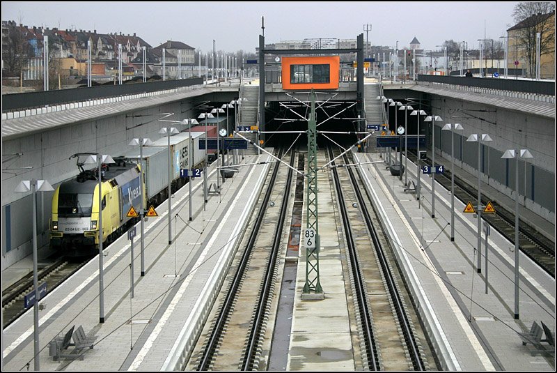 Blick vom Steg nach Osten zum Zugangsbauwerk am anderen Bahnhofsende. Die beiden Gleise auf der links auf der Nordseite gehören zur Hauptstrecke Ulm-München, die beiden anderen Gleise dienen in der Hauptsache dem Regionalverkehr. Die beiden südlichen Gleise dienen hauptsächlich dem Regionalverkehr. Sie verzweigen sich östlich von Neu-Ulm in Richtung Günzburg und Kempten. Die Regionalgleise in Richtung Günzburg vereinigen sich dann mit den Ferngleisen. Mit zum Projekt gehörte auch der viergleisige Ausbau der Donaubrücke zwischen Neu-Ulm und Ulm. 

15.03.2008 (M)