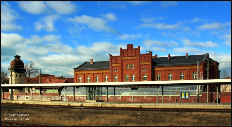 Blick von Sden auf das mchtige Empfangsgebude des Bahnhofs der Optikstadt Rathenow, 25.01.07.
