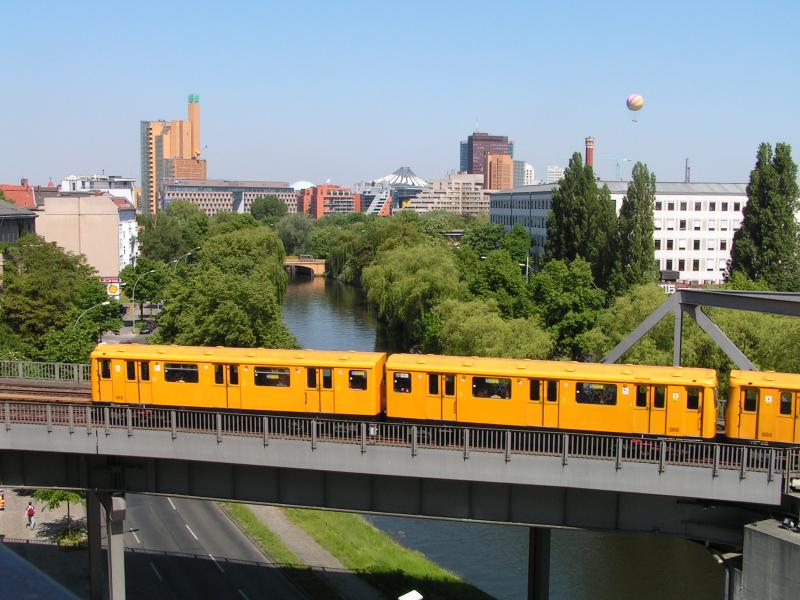 Blick von der Terrasse des Technikmuseums in Berlin auf den Landwehrkanal und den Potsdamer Platz.Bln.28.05.05