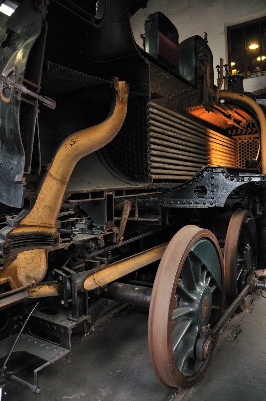 Blick in den Torso der Bayrischen BBI Nr. 2100 im Lokschuppen von Neustadt/Weinstrasse. (Mai 2009).