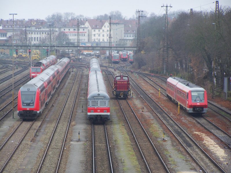 Blick ber das Abstellgelnde des Bahnhofes Ulm Hbf, zusehen sind einige Regionalwagen sowie ein 611er und eine 364er. Aufgenommen am 24.November 2007
