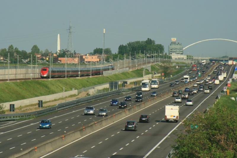 Blick ber die Autostrada 1 auf die Hochgeschwindigkeitsstrecke bei Reggio Emilia. Im Hintergrund sind die sthetischen Brcken an der Abfahrt Reggio Emila zu sehen; 03.05.2009