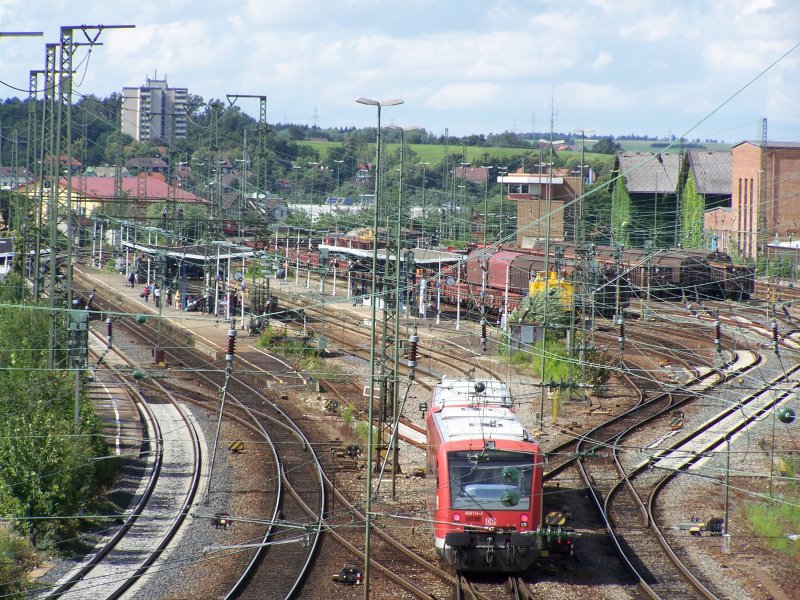 Blick ber den Bahnhof Aalen im Sommer 2007. Links: Bahnsteig des Bahnhofes Aalen. Rechts: GBF Aalen.
