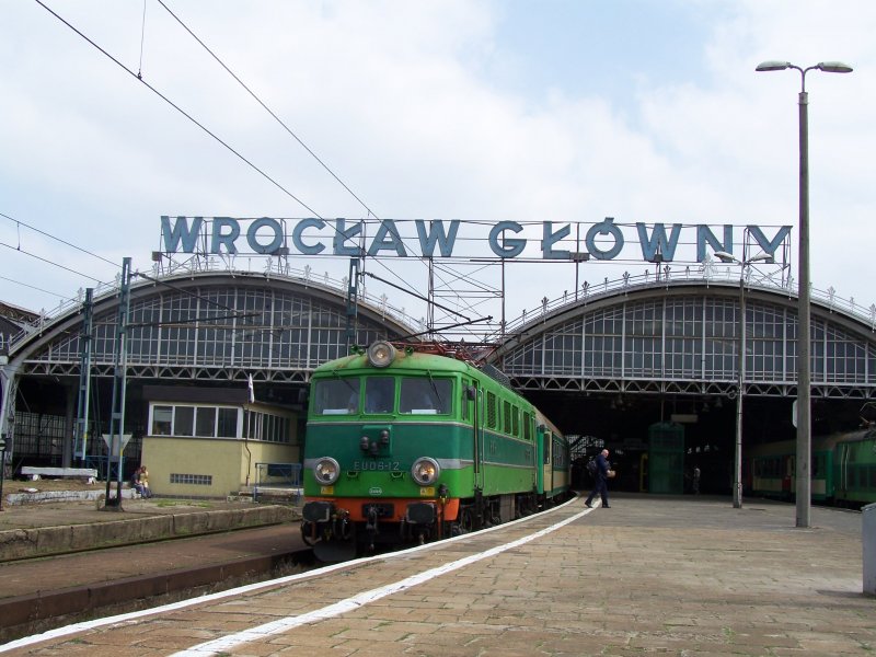 Blick ber den Bahnhof Breslau Hbf (Wroclaw Glowny). In der Mitte des Bildes steht EU06-12 mit einem Elizug zur Abfahrt bereit. Aufgenommen im Sommer 2007