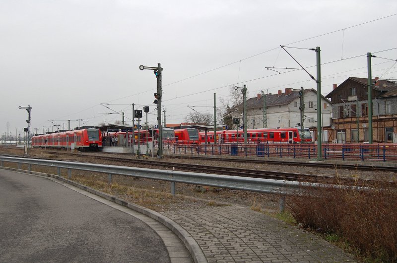 Blick ber den Bahnhof Germersheim. Der 425er links kam gerade aus Bruchsal (ber Heidelberg-Mannheim-Ludwigshafen-Speyer) und hat hier sein Endziel erreicht. Daneben steht ein 628er abfahrbereit nach Wrth(Rhein), daneben ein 425er der nach Bruchsal fahren wird. Ganz rechts steht ein abgestellter 628er. 04.03.2008