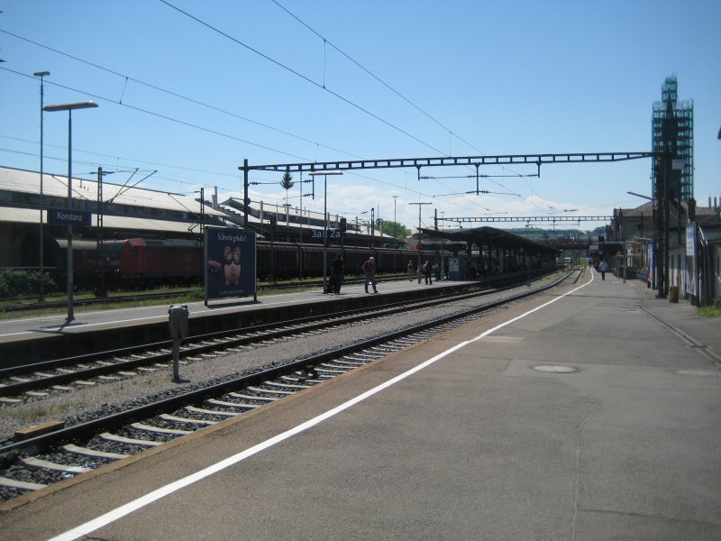 Blick ber den Bahnhof - Konstanz, 13. Mai 2008
In wenigen Minuten kommen hier an: RB aus Weinfelden, Seehas aus Engen, Seehas aus den Abstellgleisen, Br 146 mit Dosto als IRE nach Karlsruhe aus den Abstellgleisen sowie ein GZ.