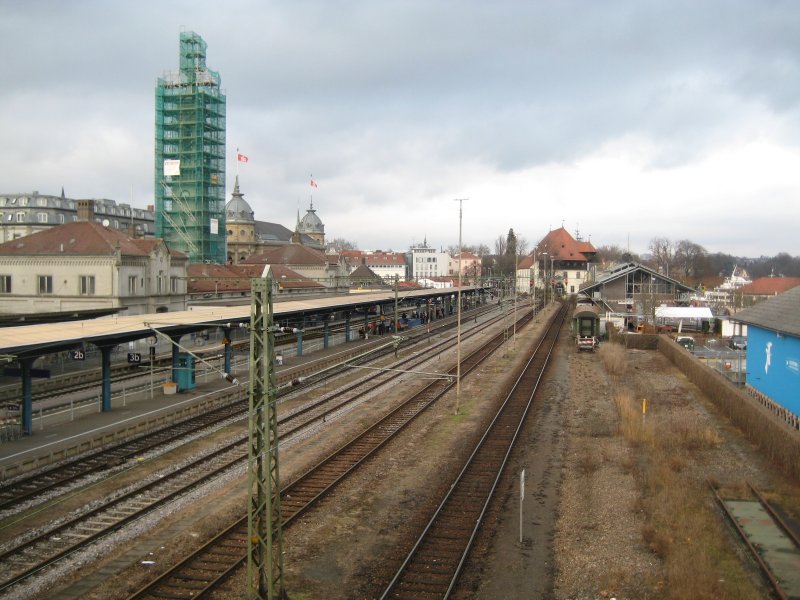 Blick ber den Bahnhof von Konstanz, aufgenommen von der alten Eisenbahnbrcke. Gut zu erkennen ist der seit einem Jahr eingerstete Bahnhofsturm.
(30.12.07)