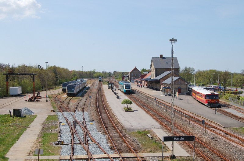Blick ber den Bahnhof von Varde. Links des Bahnsteiges fhrt ein Lint41 der Arriva Tog AS nach Skjern ein. Recht steht ein Lint41 nach Esbjerg bereit. Der rote ML-Triebzug der Vestbanen wartet auf Abfahrt nach Nrre Nebel. Mai 2008