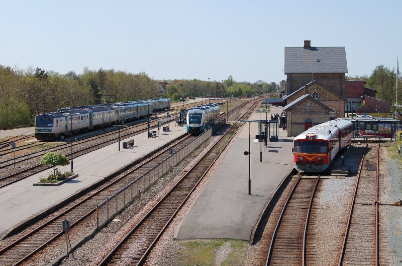 Blick ber den Bahnhof von Varde. Rechts steht ein ML der Vestbanen nach Nrre Nebel bereit, in der Mitte ein Lint41 der Arriva Tog A/S nach Esbjerg und links sehen einige MR der Arriva Tog A/S abgestellt. Mai 2008