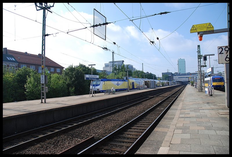 Blick ber Dem Bahnhof Hamburg-Altona.Links Der Metronom Kommend Aus Bremen-Hbf,Rechts Die NOB Nach Westerland(Sylt)21.07.07