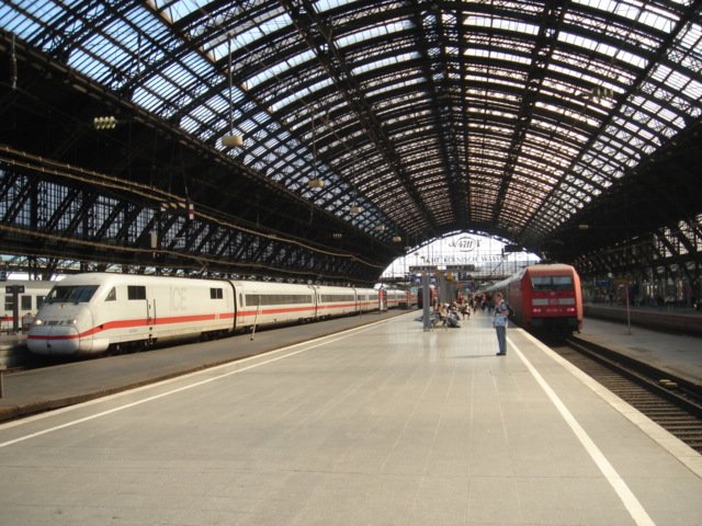 Blick ber dem Bahnhof Kln Hbf. Aufgenommen im Sommer 2006