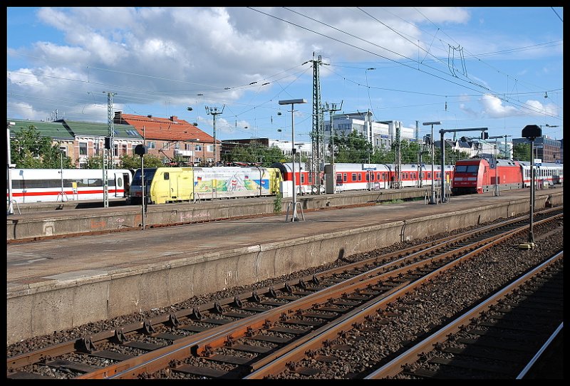 Blick ber Den Bahnhof Hamburg-Altona Mit ICE Nach Mnchen-Hbf,UEx Nach Verona Porta Nuova Und Ankommender IC Aus Stuttgart-Hbf 26.08.07