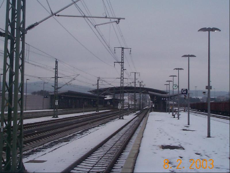 Blick ber die Ferngleisen im ICE Bahnhof Montabaur. Die Kamera steht an gleis 4, die mittleren gleise 2+3 sind durchfahrtsgleise und am gleis 1 ganz links fahren ICE's in richtung Frankfurt ab.