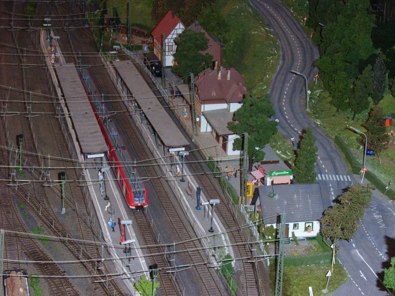 Blick ber das Gleisfeld von  Nieder-Ramstadt . In dem Bahnhof steht zur Zeit ein ET 423  Quitschie . Rechts verluft die Strae des  FallerCarSystems 