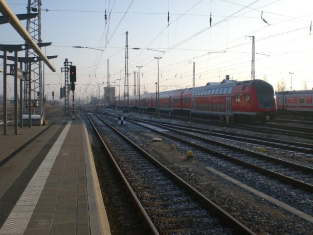 Blick ber das Gleisvorfeld in Fahrtrichtung Sden im Rostocker Hbf. 31.12.2008