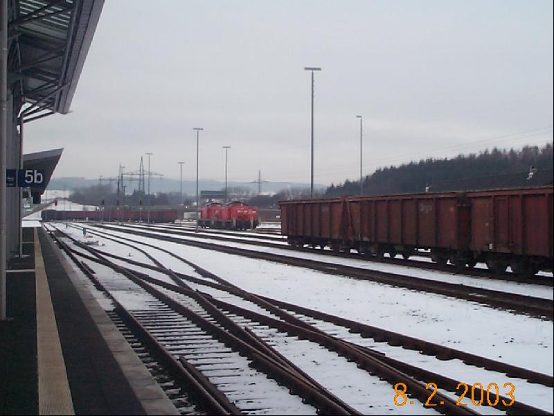 Blick ber den Regionalbahnsteig und Rangierteil des ICE Bahnhofes Montabaur. DIe Kamera steht an Gleis 5B