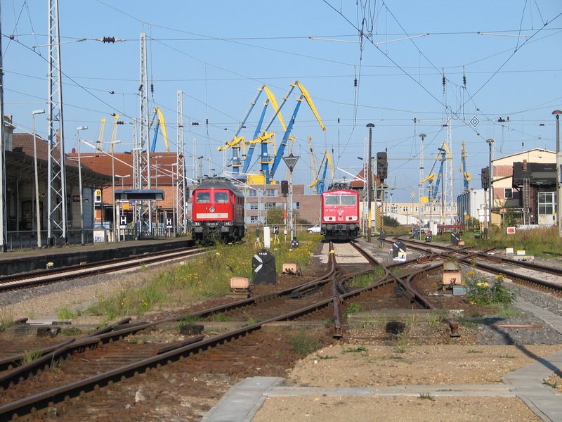 Blick ber den Wismarer Bahnhof bis hin zu den Krananlagen im Seehafen. 29.09.2008