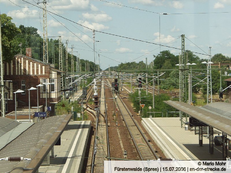 Blick von der berfhrung auf den Bahnhof Frstenwalde (Spree) in Richtung Berlin, aufgenommen am 15.07.2006