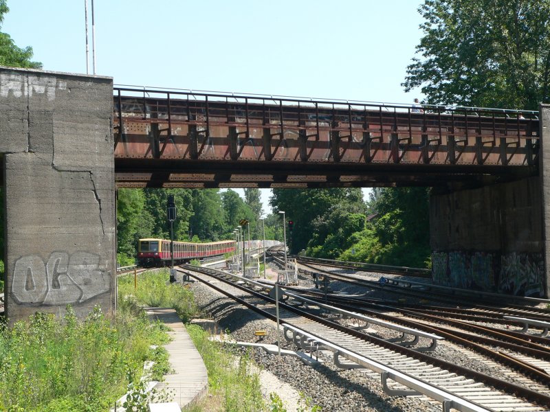 Blick vom unteren Bahnsteig des Bahnhofes Westkreuz in Richtung Osten. Die Bahnbrcke wird nicht mehr genutzt. 10.6.2007