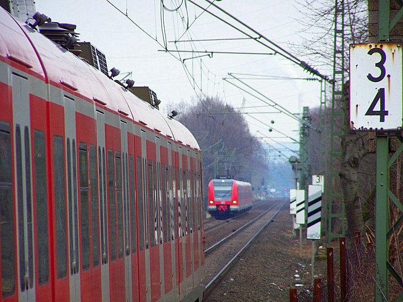 Blick vorbei am ausfahrenden 423 261/761 auf die entgegen kommende S-bahn Richtung Dsseldorf-Wehrhahn. 15.02.09
