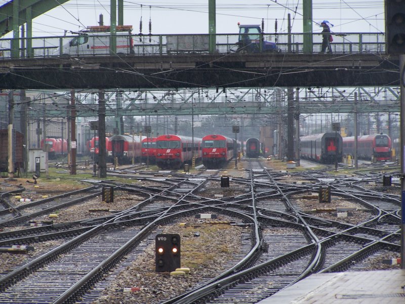Blick in das Vorfeld des Wiener Westbahnhofs .. ein Augenschmauss fr jeden Bahnfan. Kann leider die verschiedenen Zge nicht beschreiben oder einordnen. (22.06.2009)