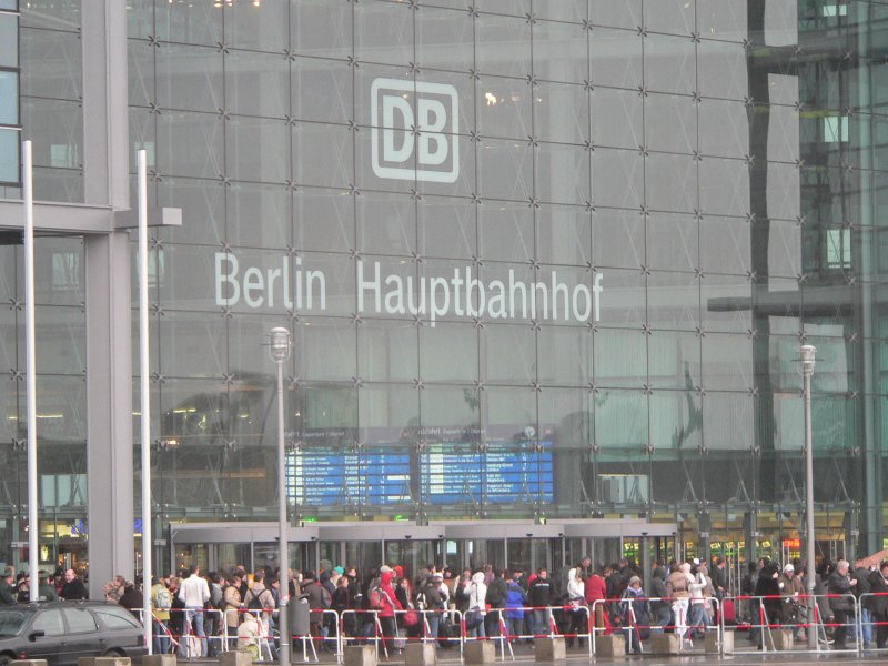 Blick vom Washingtonplatz auf den Hauptbahnhof, der gerade wegen einer neuen Unwetterwarnung evakuiert wird. Sofern die Streben der Gebudeflgel auch hier nur aufliegen, halte ich diesen Versammlungsort fr uerst ungeeignet. 21.1.2007, gegen 14:30