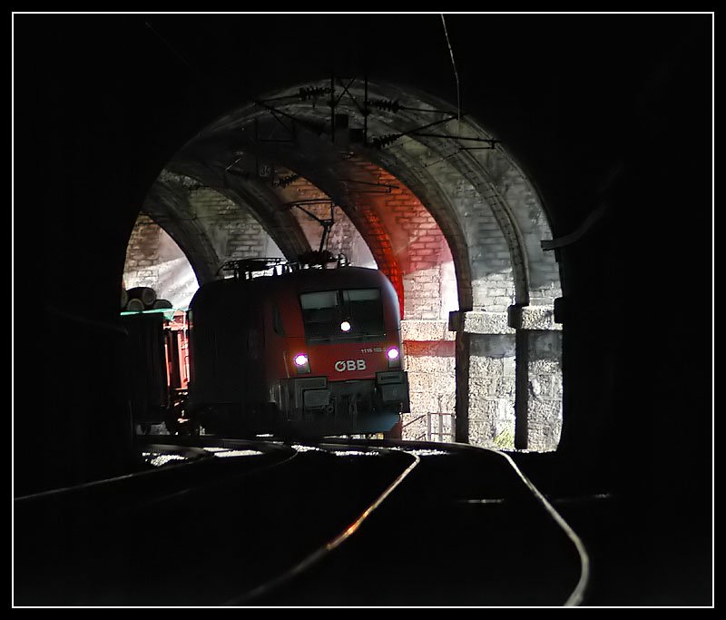 Blick in den Weinzettelwand-Tunnel. In der Mitte des Tunnels befindet sich eine Galerie, was eine eigenartige Stimmung erzeugt. 1116 183 mit einem Gterzug im Weinzettelwand-Tunnel bergwrts unterwegs am 26.10.2006.