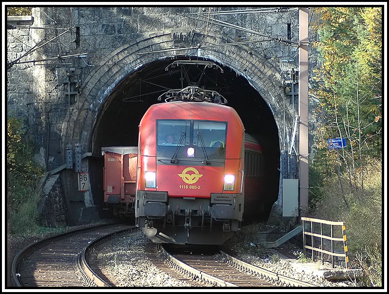 Blick vom Weinzettelwand-Tunnel Richtung Weinzettelfeld-Tunnel. Auf dieser Aufnahme ist die Krze, die die Strecke zwischen den beiden Tunnels im Freien verluft gut zu erkennen. 1116 065, eine von 5 BB 1116, die die GySEV fr die Dauer von 20 Jahren gemietet hat bespannte am 26.10.2006 den IC 536  Jacques Lemans  von Villach nach Wien Sd.