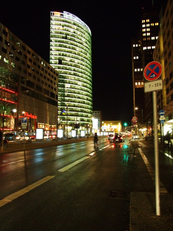 Blick von West nach Ost entlang des Potsdamer Platzes, genauer der Potsdamer Strae: Zu sehen ist der Bahn-Tower in der Nacht des 11.3.08