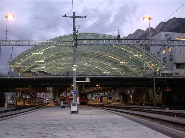 Blick von Westen unter dem Glasdach der Postbusstation hindurch in den Personenbahnhof Chur. Links RhB, rechts SBB. (22.11.2005)