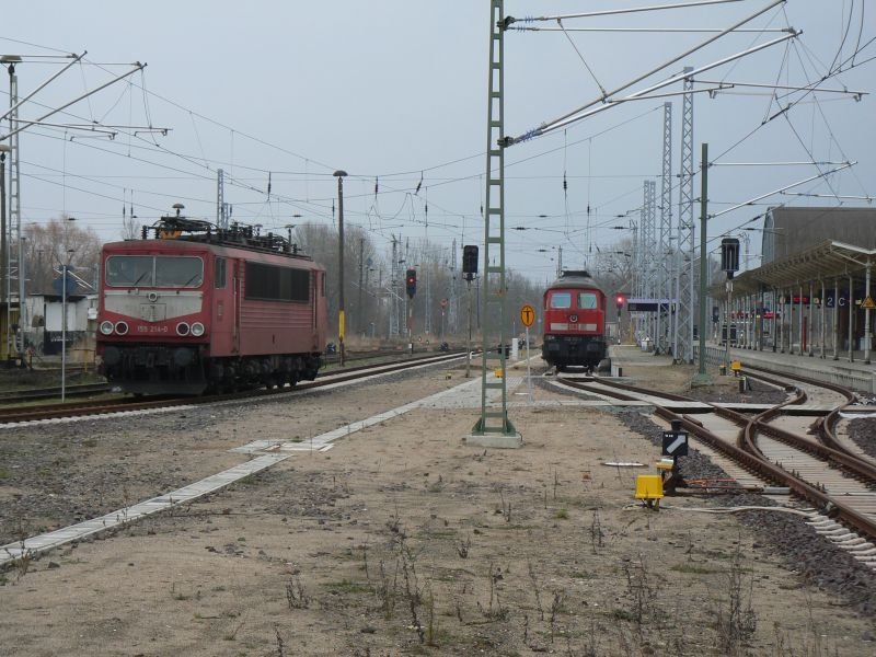 Blick in den Wismarer Bahnhof mit 155 214-0 und 232 701-3 (im Hintergrund) am 08.02.2007.