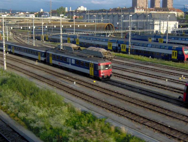 Blick in den Zrcher Vorbahnhof. Mit der Mirage RBe 540 der SBB. DAs Foto wurde aus einem Dosto IC geschossen auf der Strecke Zrich-Bern.