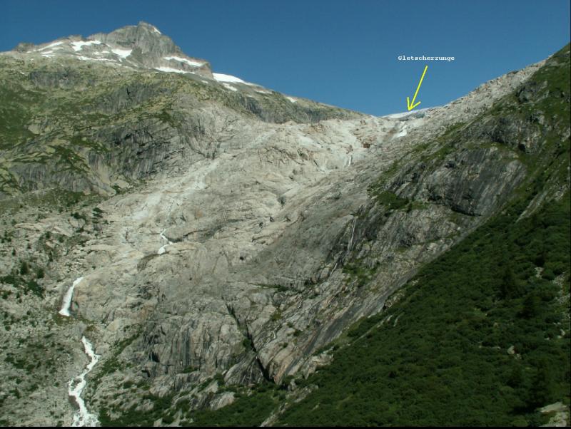 Blick vom Zug auf den bekannten Rhonegletscher,oder wo er mal war.
Der Glacier Express bekam 1930 seinen Namen u.a.auch wegen ihm.
Seitdem ist er drastisch zurckgegangen.Aber noch sieht man die Gletscherzunge vom Zug aus.14.07.05