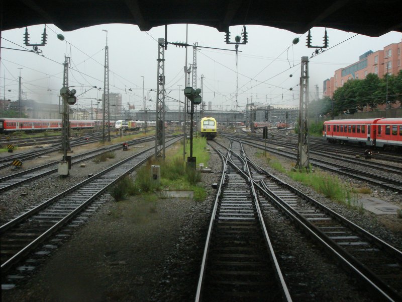 Blick zum Bahnhof Mnchen Hbf hhe Hackerbrcke. Im Hintergrund sieht man das Wahrzeichen von Mnchen. Aufgenommen am 09.07.07 aus den EuroCity 114