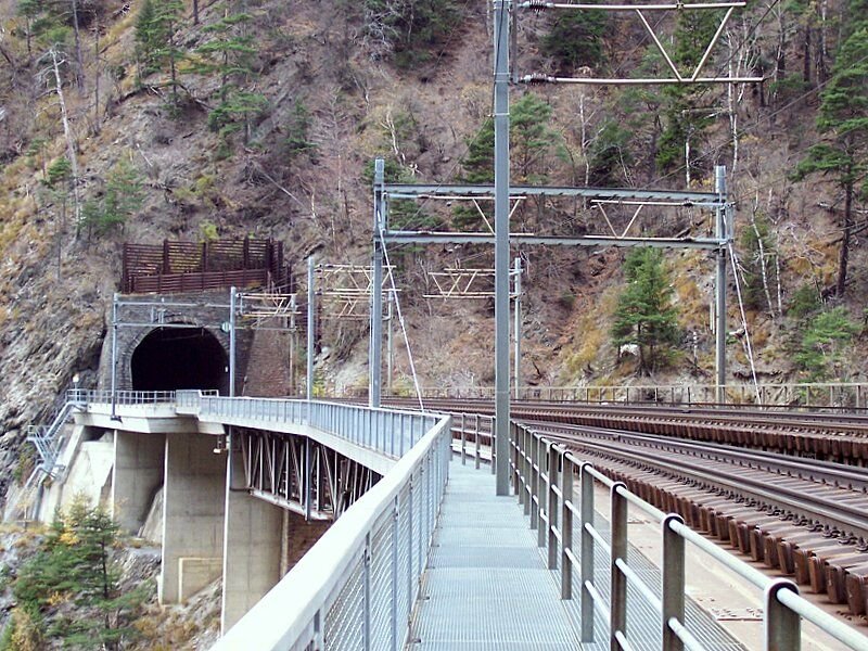 Blick zurck in Richtung Goppenstein, ich habe einige Zeit gewartet aber es kam kein Zug (In diesen Tagen wurden kleinere Streckenbauarbeiten gemacht, da gab es manchmal etwas grere Pausen und einspurigen Verkehr). Ganz links sieht man die Treppe, die ich herauf gekommen bin, aufgenommen am 13.11.2006.