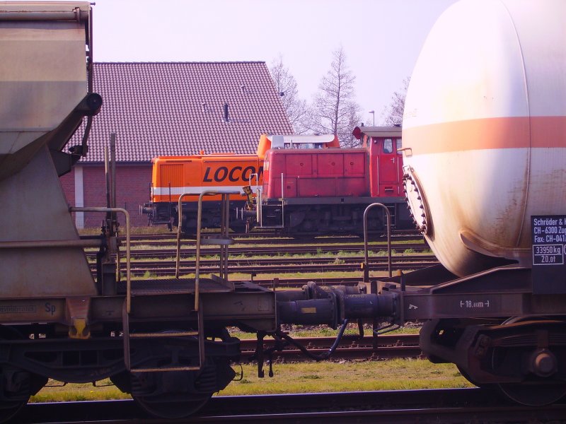 Blick zwischen zwei Wagen durch auf eine 295 und eine V 100 von LOCON. Itzehoe, 31.03.07