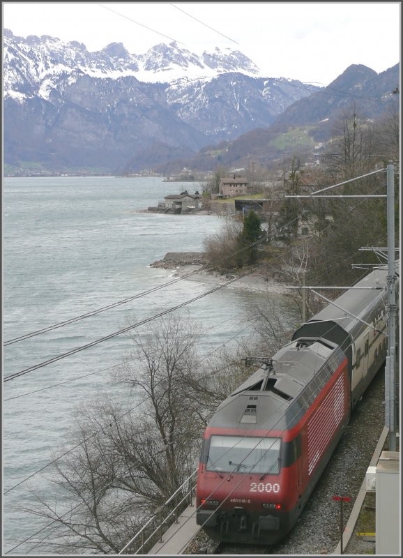 Blickrichtung Ost. Der Schluss des IC2000 mit 460 018-5 verschwindet in den nchsten Sekunden im kurzen Stutztunnel. Rechts des braunen Hauses im Tiefenwinkel beginnt wieder die Doppelspur Richtung Chur. (10.03.2008)
