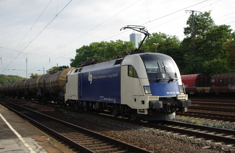Blitzblank und strahlend prsentiert sich 182 566-0 (ES 64 U2-066) der WLB mit einem Kesselwagenzug in Kln West. Aufgenommen am 02.09.2009.
