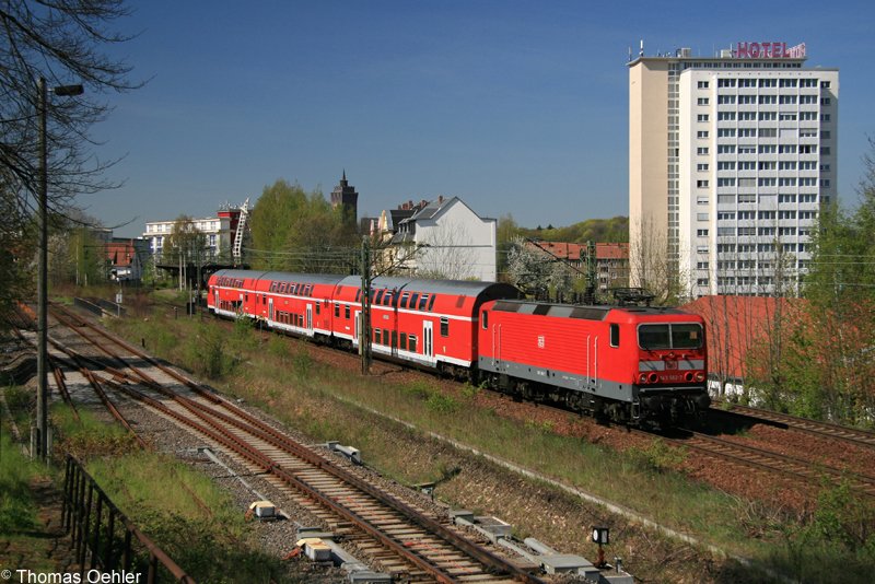 Blitzsauber prsentiert sich 143 562 und ihr RE als sie am 22.04.07 den Hp Chemnitz-Sd verlsst.