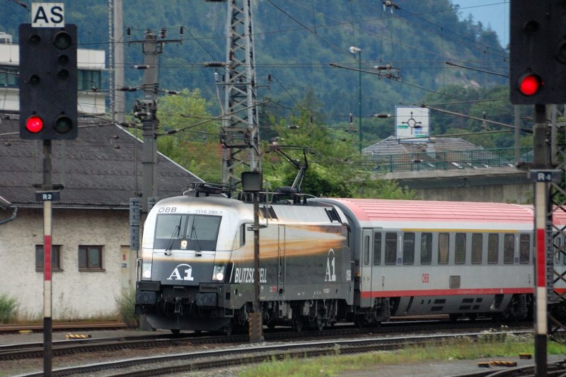 Blitzschnell wollte sich der A1-Taurus verstecken... ein Signalmast reicht aber nicht aus. 1116 280-7 kurz vor seinem Stop in Kufstein/Tirol am 20.Juli 2008 .